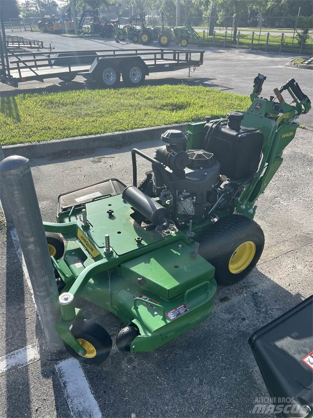 John Deere W48R 밀면서 전진하는 잔디깎기