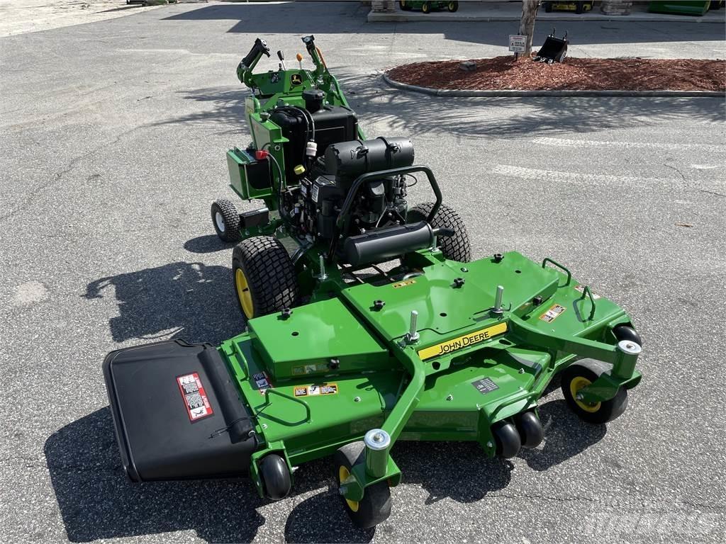 John Deere W61R 밀면서 전진하는 잔디깎기