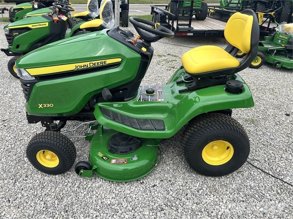 John Deere X330 소형 트랙터