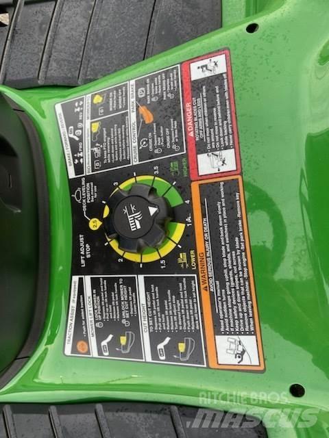 John Deere X380 소형 트랙터