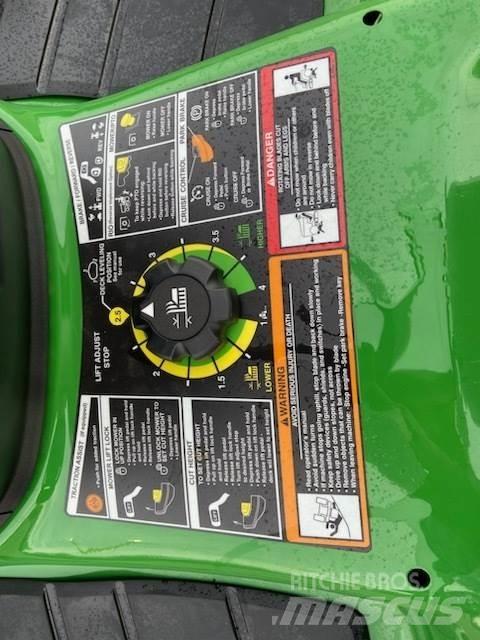 John Deere X380 소형 트랙터