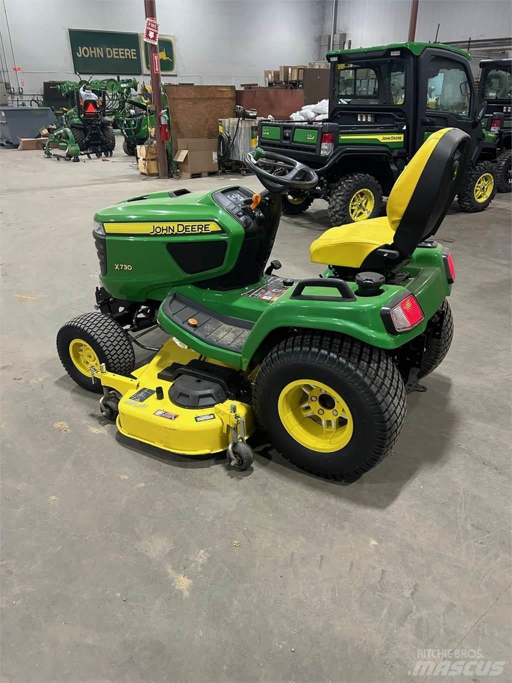 John Deere X730 소형 트랙터