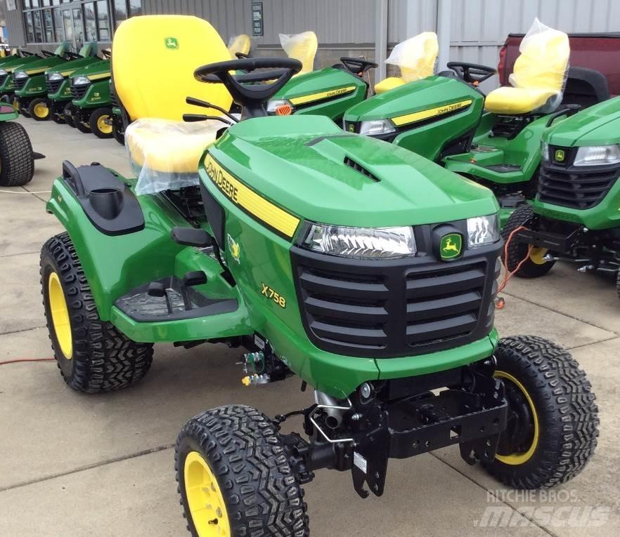 John Deere X758 소형 트랙터