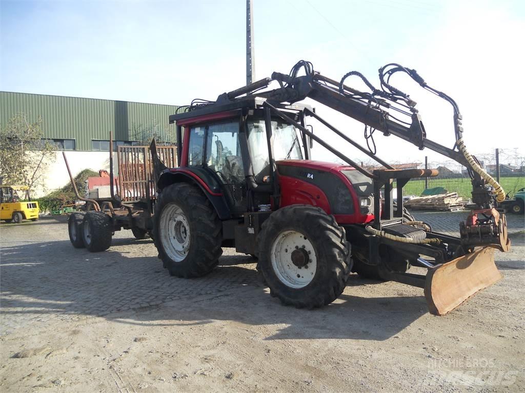 Valtra N121 크레인 및 로더