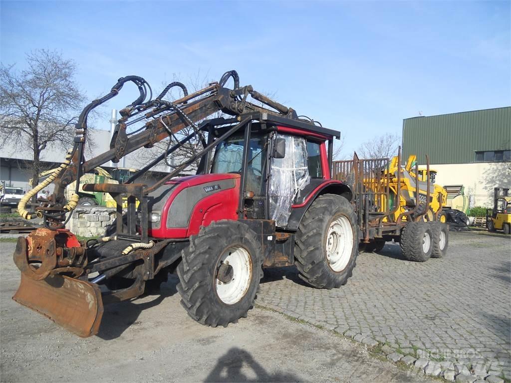 Valtra N121 크레인 및 로더