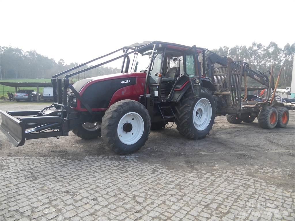 Valtra T121 크레인 및 로더