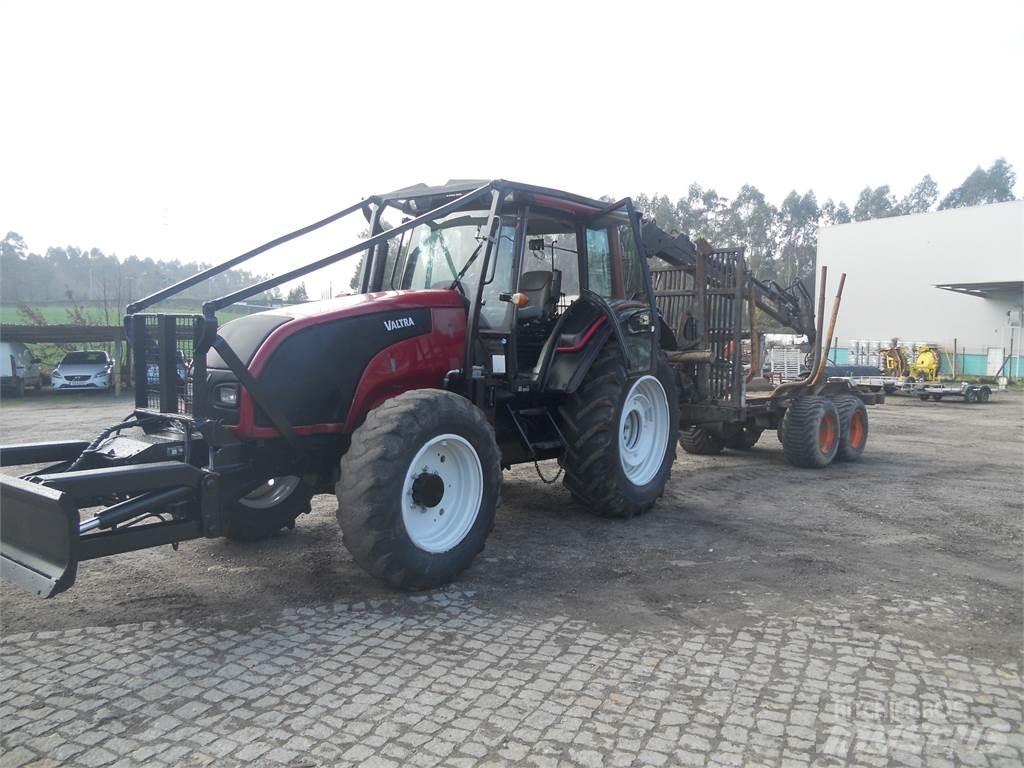 Valtra T121 크레인 및 로더