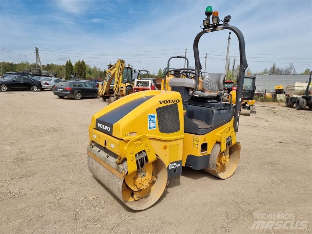 Volvo DD25 트윈 드럼 롤러