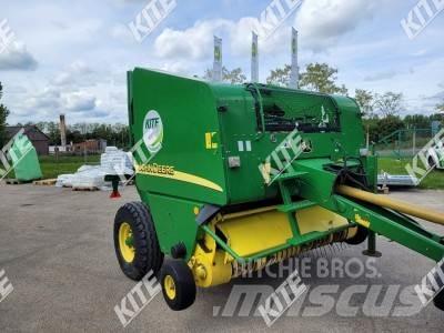 John Deere 568 원형 곤포기