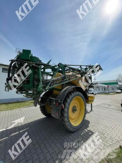 John Deere 832/18i 견인형 분무기