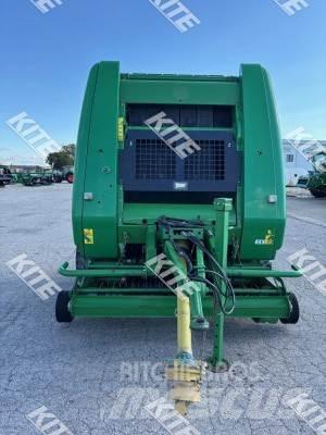 John Deere 854 원형 곤포기