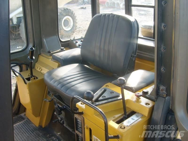 CAT 943 궤도식 로우더
