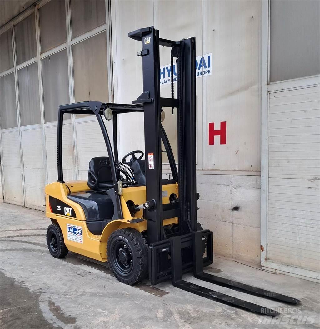 CAT DP25N 디젤 지게차