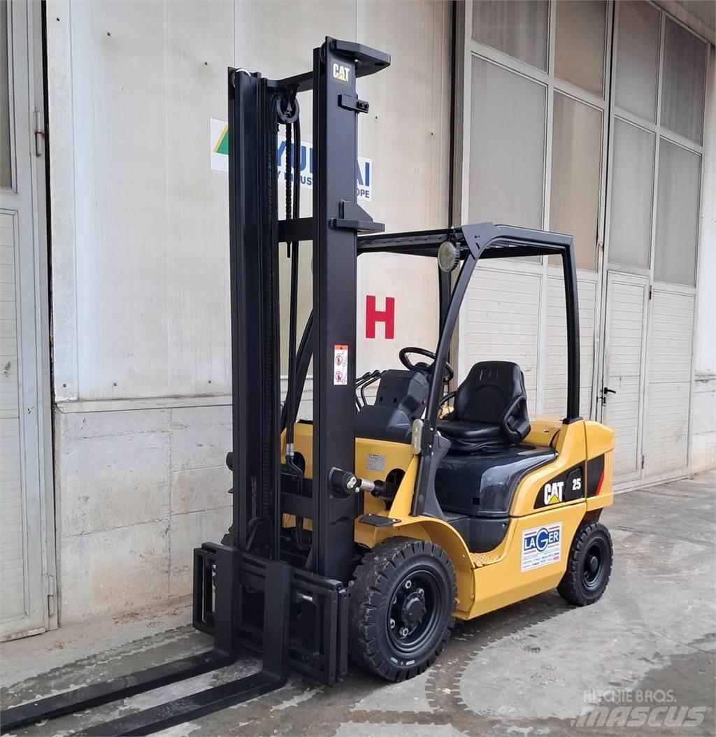 CAT DP25N 디젤 지게차