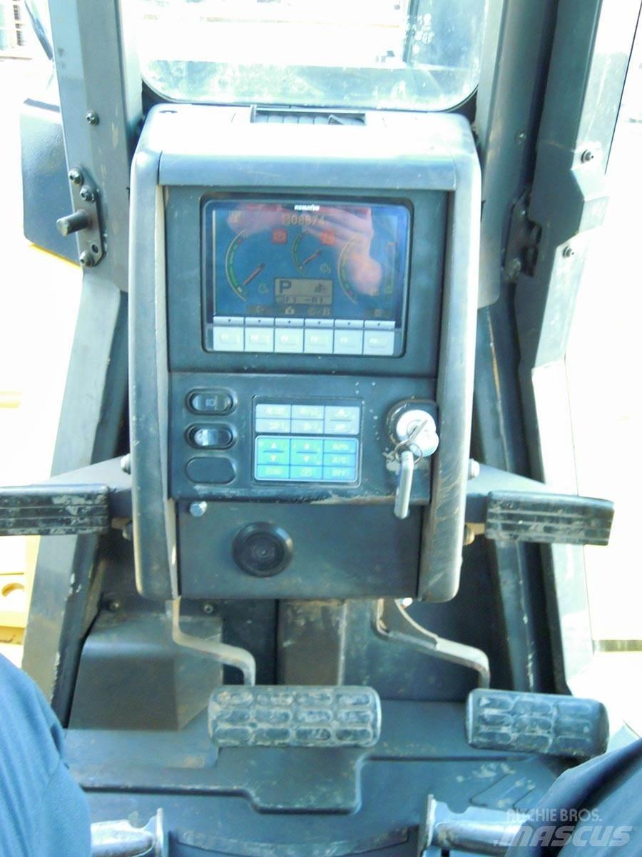 Komatsu D155AX-6 크롤러 도저