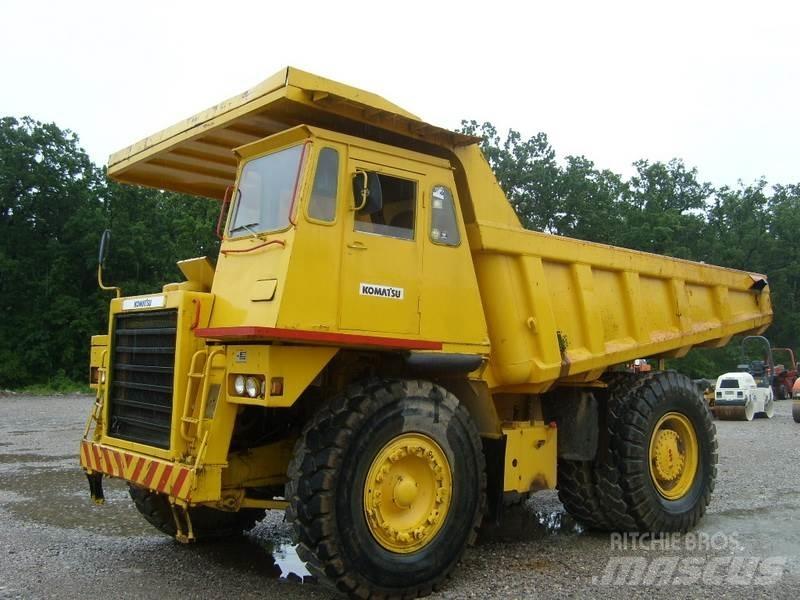 Komatsu HD325-5 건설현장 덤프트럭