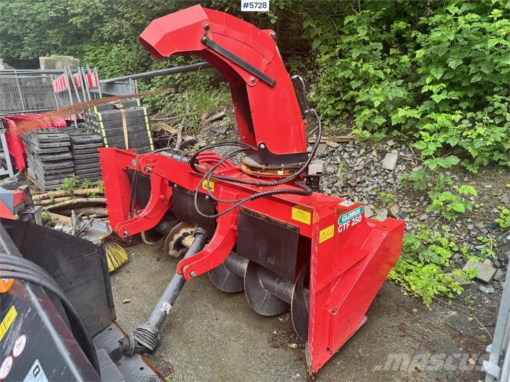 Globus GTF 250-19 제설 블레이드 및 제설기