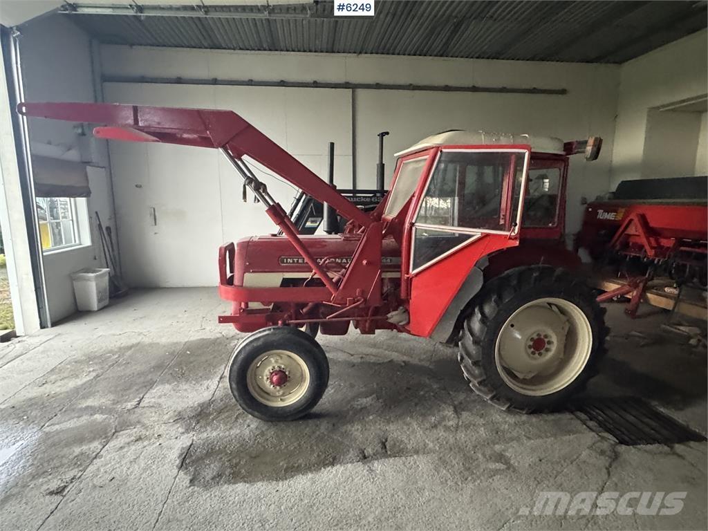 International 444 트랙터