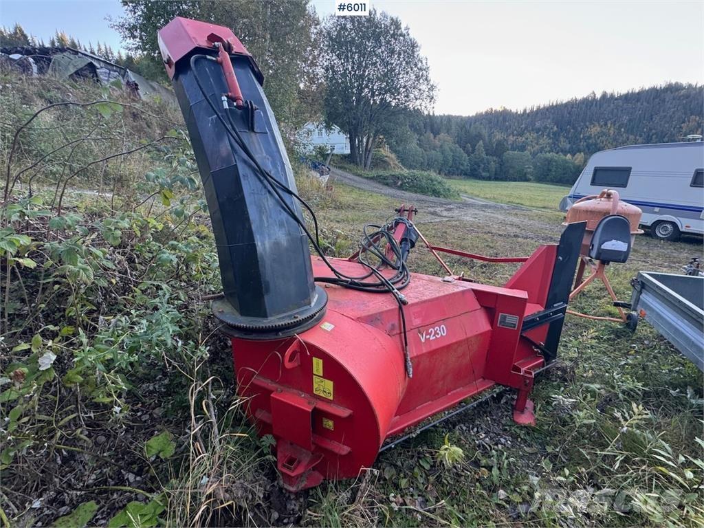 Sisu Handel V-230 제설 블레이드 및 제설기