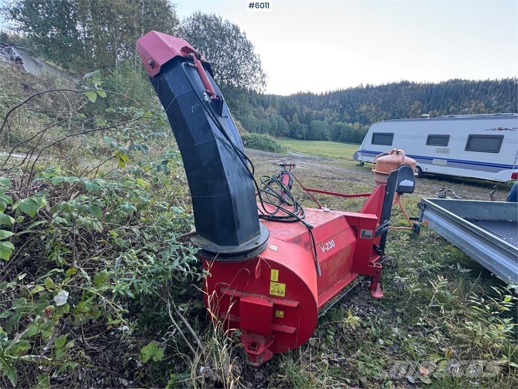 Sisu Handel V-230 제설 블레이드 및 제설기