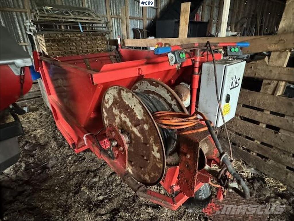 TKS F2 기타 수확용 장비