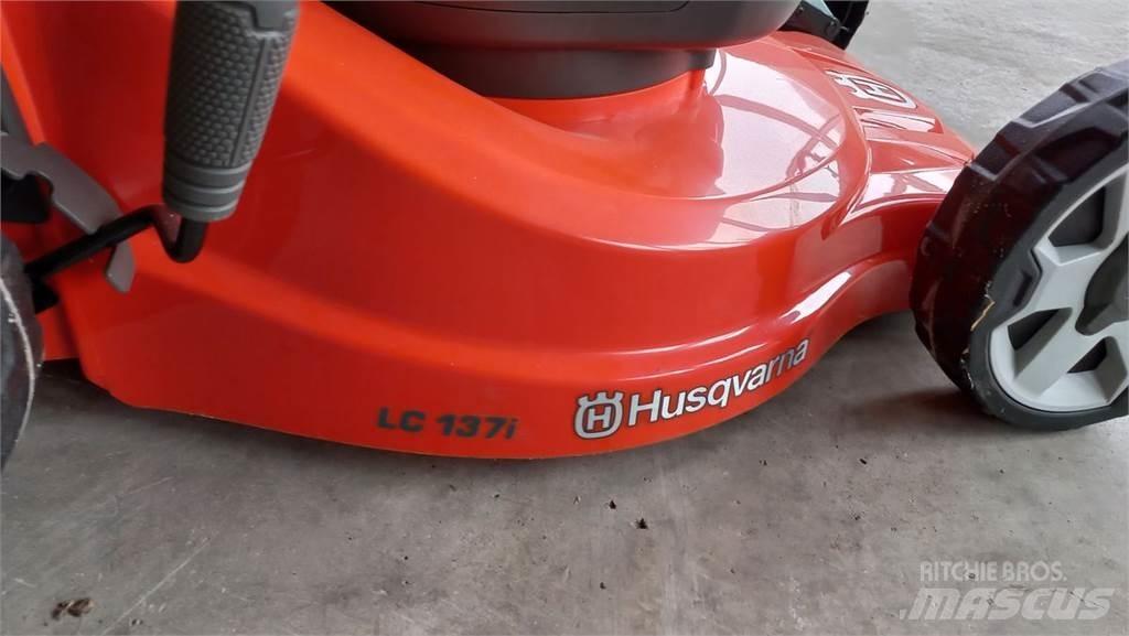 Husqvarna LC 137i 탑승형 잔디깎기