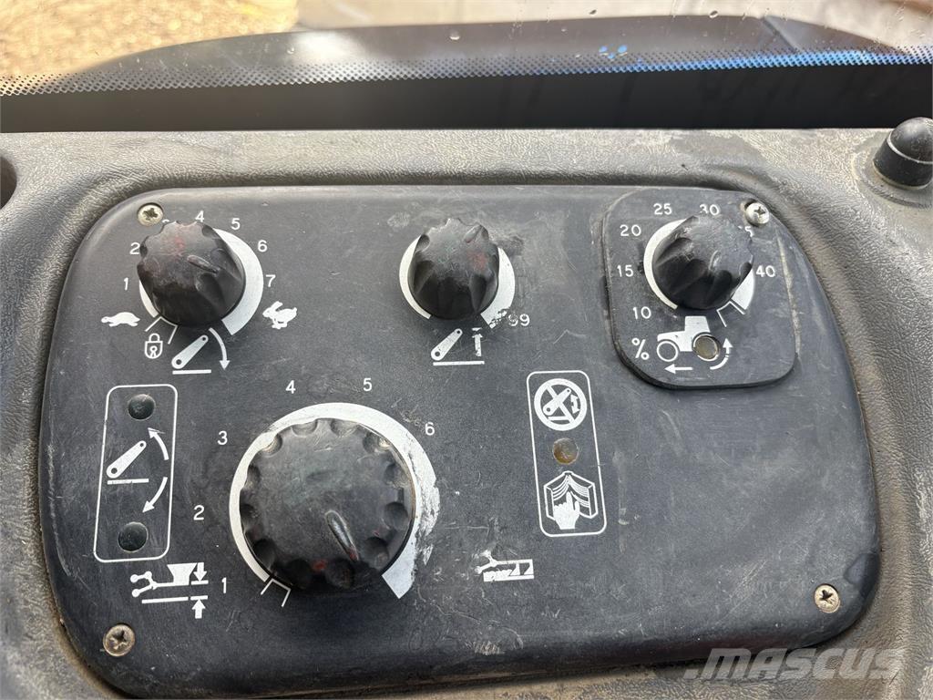 New Holland TS115 트랙터