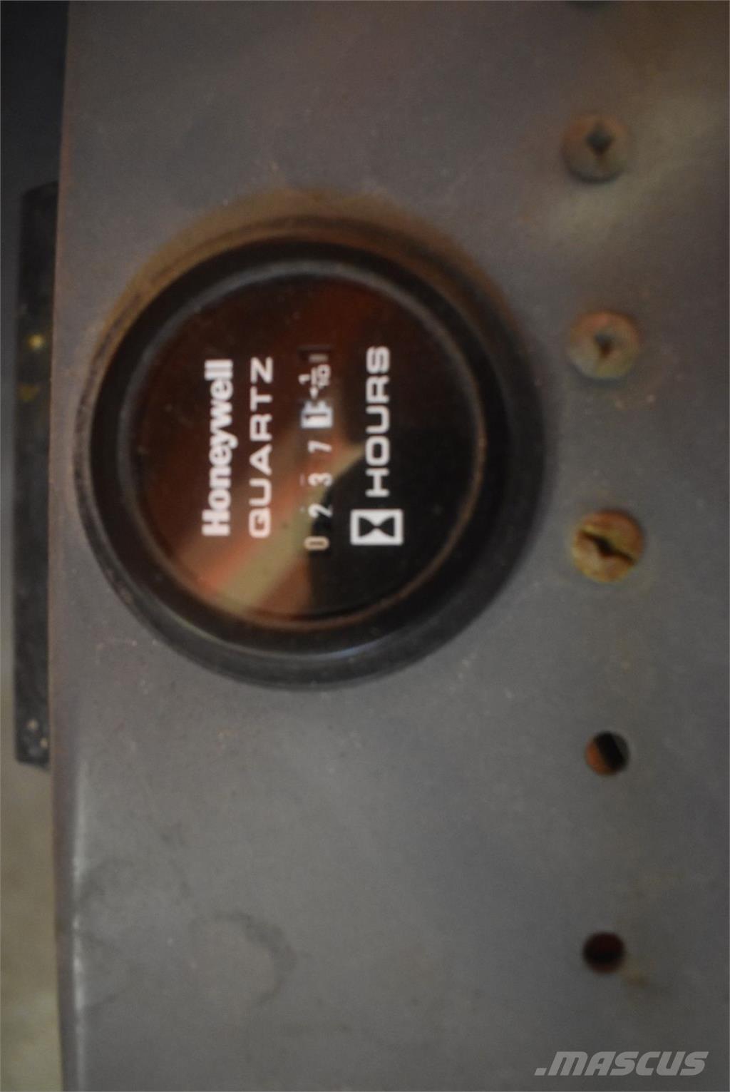 SkyJack SJ-III 3220 관절형 전동이동 리프트