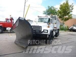 Mack RD688S 제설 블레이드 및 제설기
