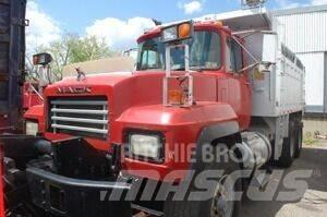 Mack RD688S 제설 블레이드 및 제설기