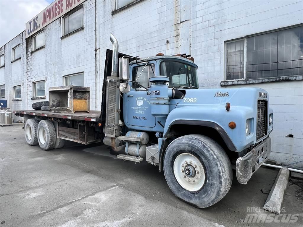 Mack RD690S 다목적 장비