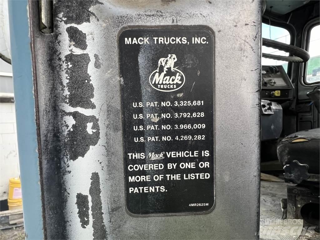 Mack RD690S 다목적 장비