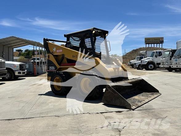 CAT 252B  스키드로더