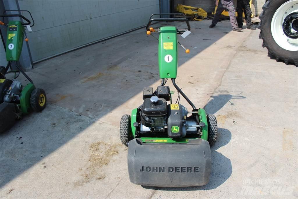 John Deere 220B 밀면서 전진하는 잔디깎기