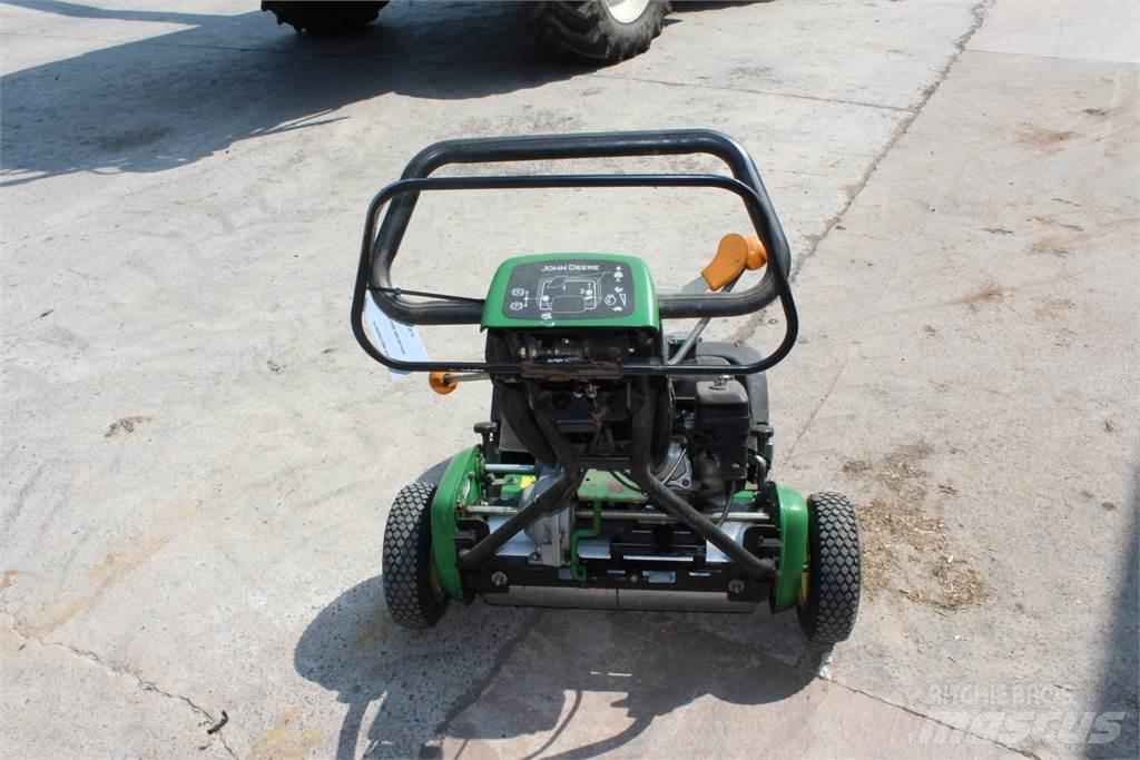 John Deere 220B 밀면서 전진하는 잔디깎기