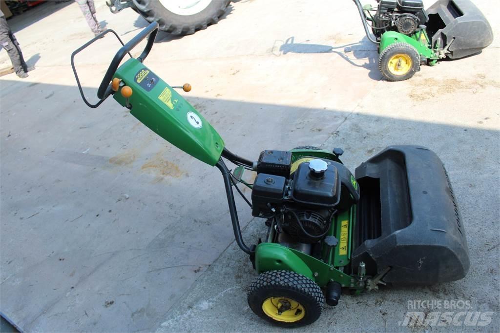 John Deere 220B 밀면서 전진하는 잔디깎기