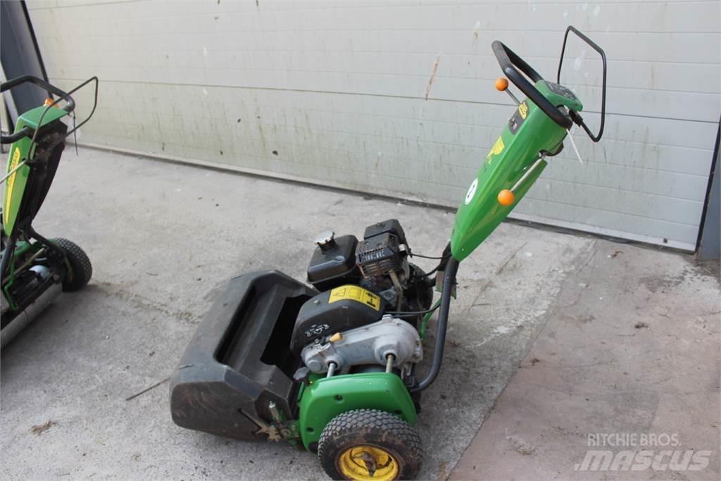 John Deere 220B 밀면서 전진하는 잔디깎기