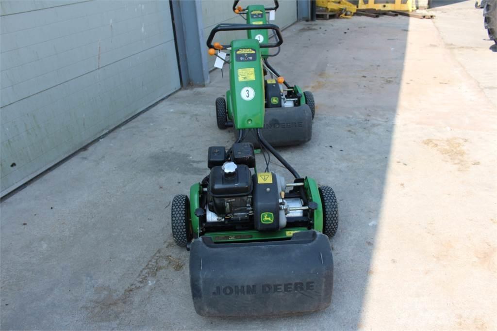 John Deere 220B 밀면서 전진하는 잔디깎기