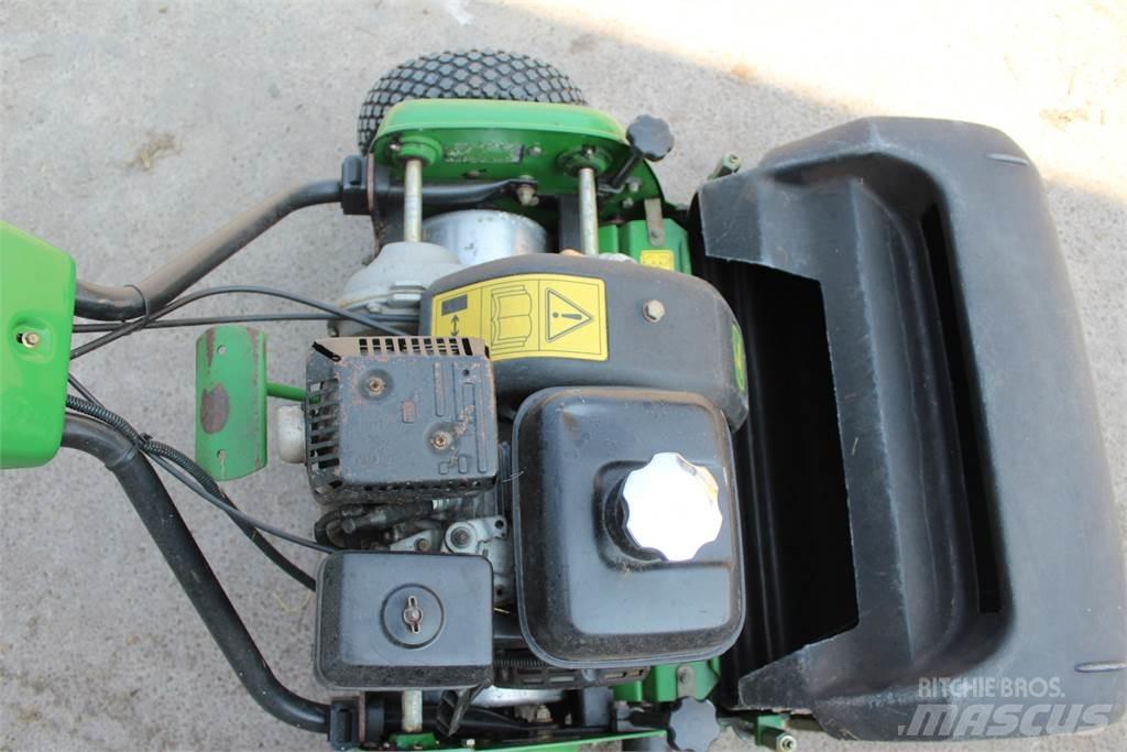 John Deere 220B 밀면서 전진하는 잔디깎기