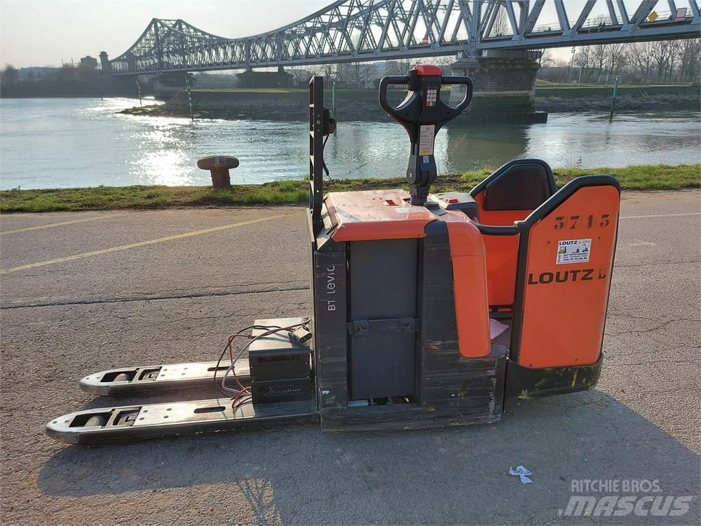 BT LPE240 보행식 리치 지게차