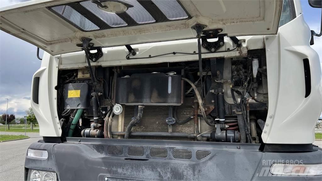 Astra HD8E 44.38 4x4 탱커 트럭