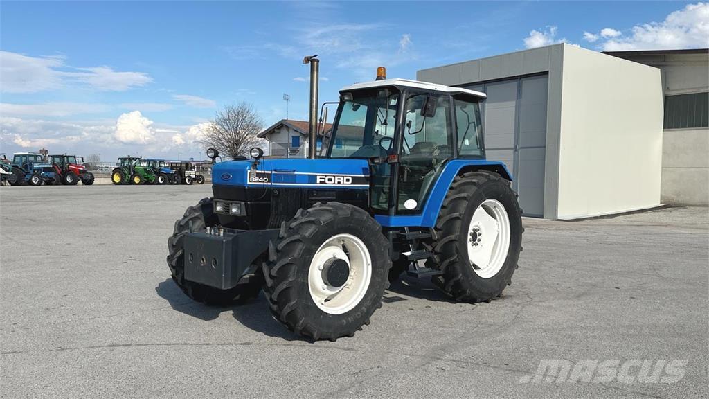 Ford 8240 4x4 제설 블레이드 및 제설기