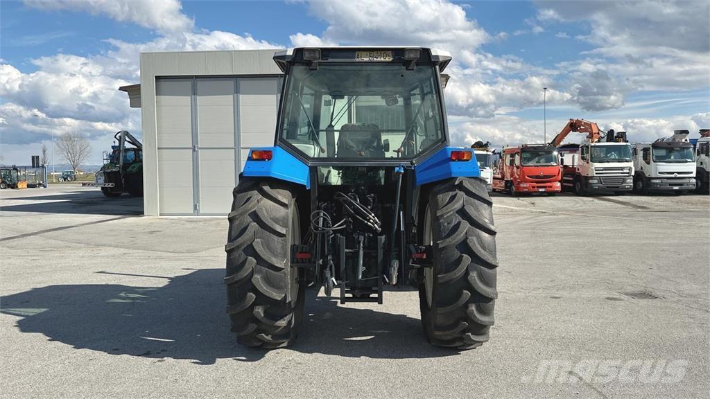 Ford 8240 4x4 제설 블레이드 및 제설기