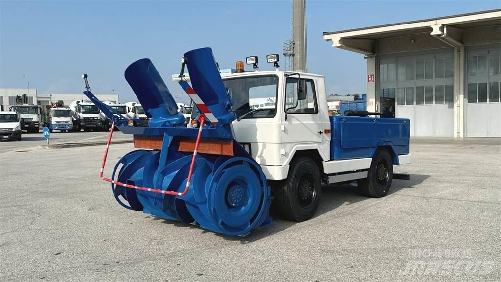  Fresia F60 4X4 제설 블레이드 및 제설기