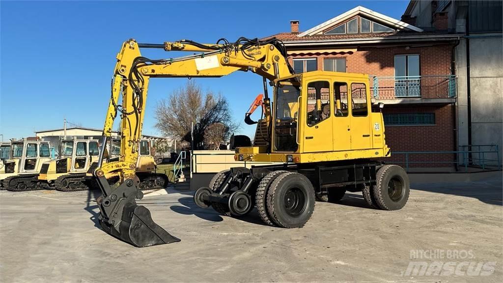 Fuchs MHB 230 ZW 4x4  휠 굴삭기