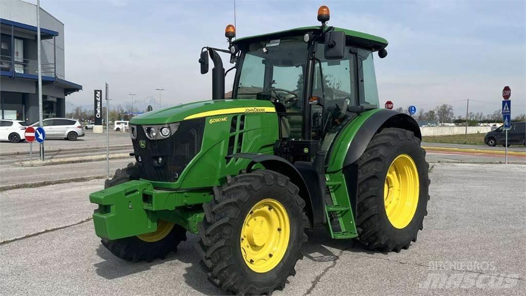 John Deere 6090MC 4X4 제설 블레이드 및 제설기