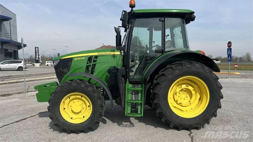 John Deere 6090MC 4X4 제설 블레이드 및 제설기
