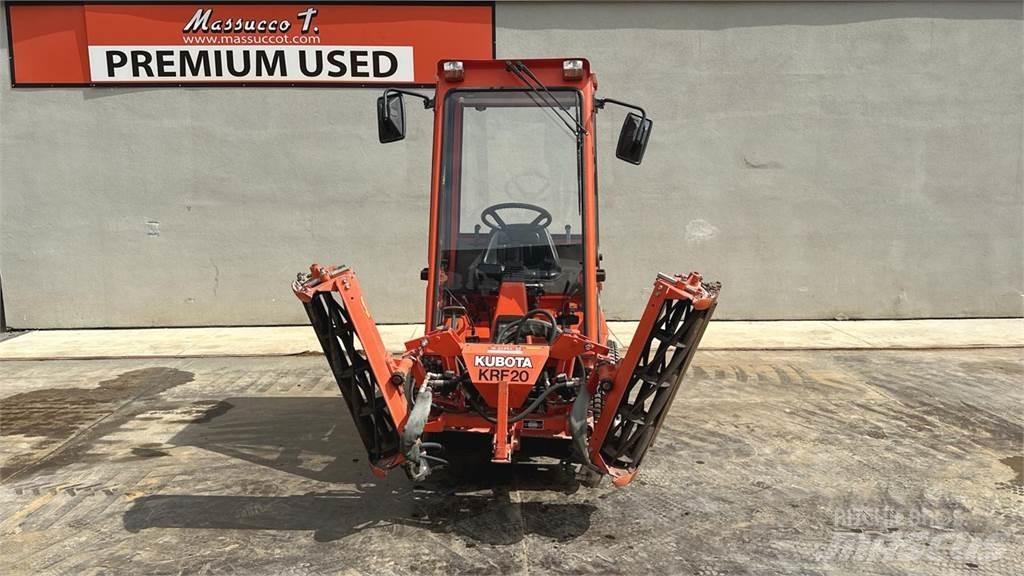 Kubota F2400 4X4 제설 블레이드 및 제설기