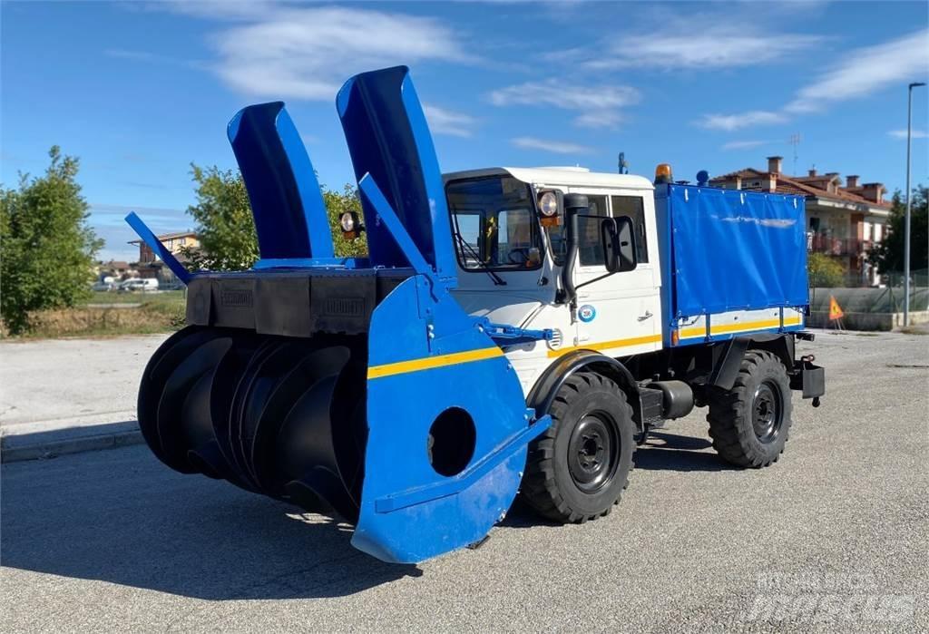 Mercedes-Benz UNIMOG 제설 블레이드 및 제설기