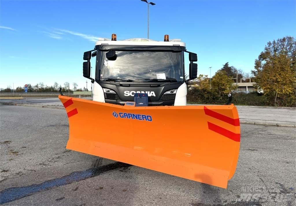 Scania P500 XT 8X4 제설 블레이드 및 제설기